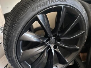 *** Roues Tesla X 265 35 22 Hankook ***.