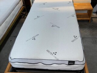 2 Lits avec matelas et sommier et table de dnuit