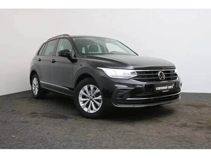 volkswagen-tiguan-15-tsi-active-btw-aftrekbaardsgledgpscarplay-big-0