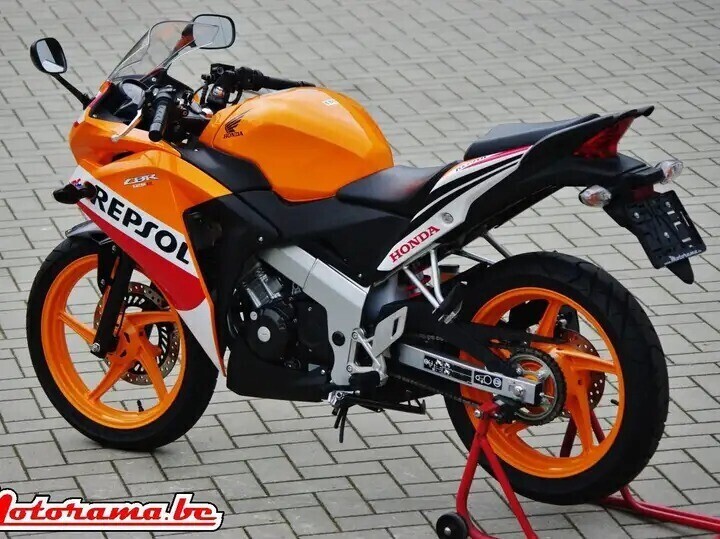 honda-cbr-125-r-repsol-big-0