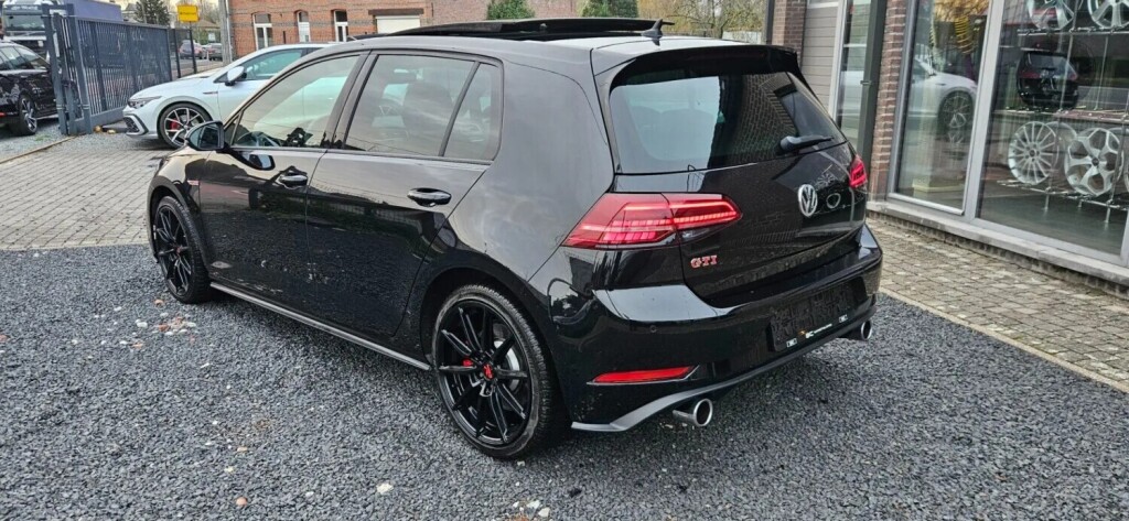 volkswagen-golf-gti-performance-pano-big-2