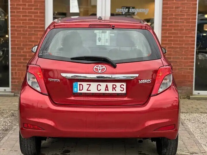 toyota-yaris-13i-99pk-navi-camera-bluetooth-big-3