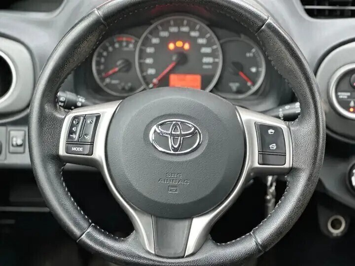 toyota-yaris-13i-99pk-navi-camera-bluetooth-big-9