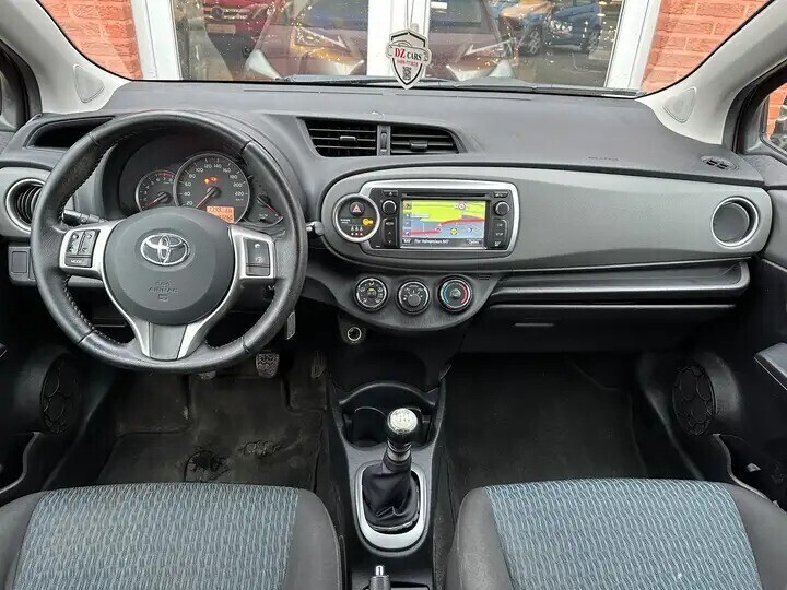 toyota-yaris-13i-99pk-navi-camera-bluetooth-big-7