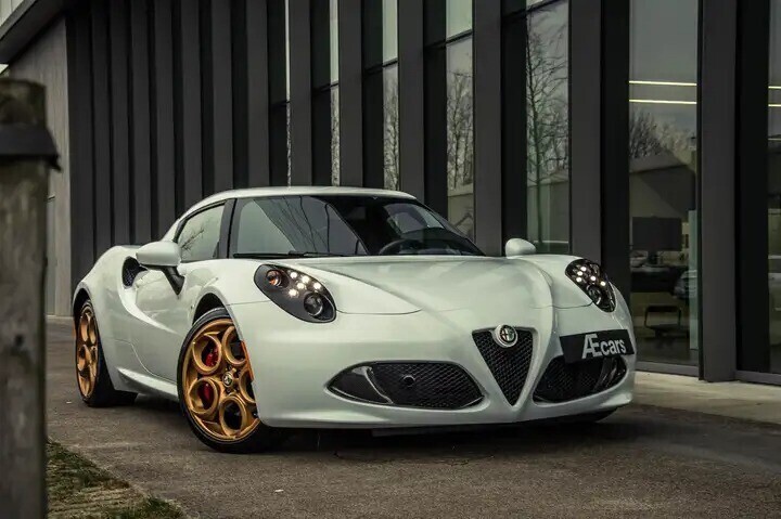 alfa-romeo-4c-carbon-sport-exhaust-only-13247-km-big-2