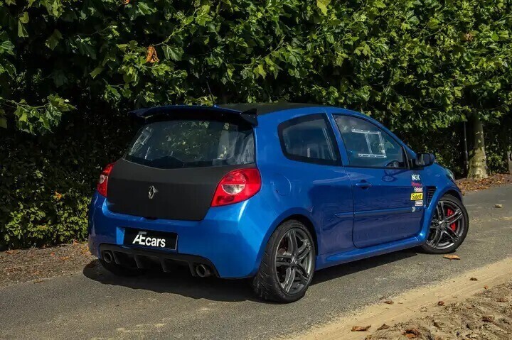 renault-clio-rs-sport-cup-limited-series-f1-akrapovic-big-2