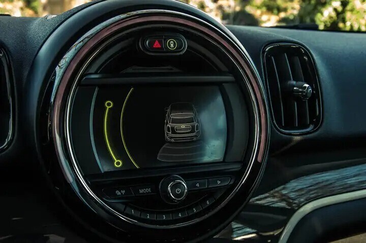 mini-cooper-se-countryman-hybrid-led-mini-connected-navi-big-9