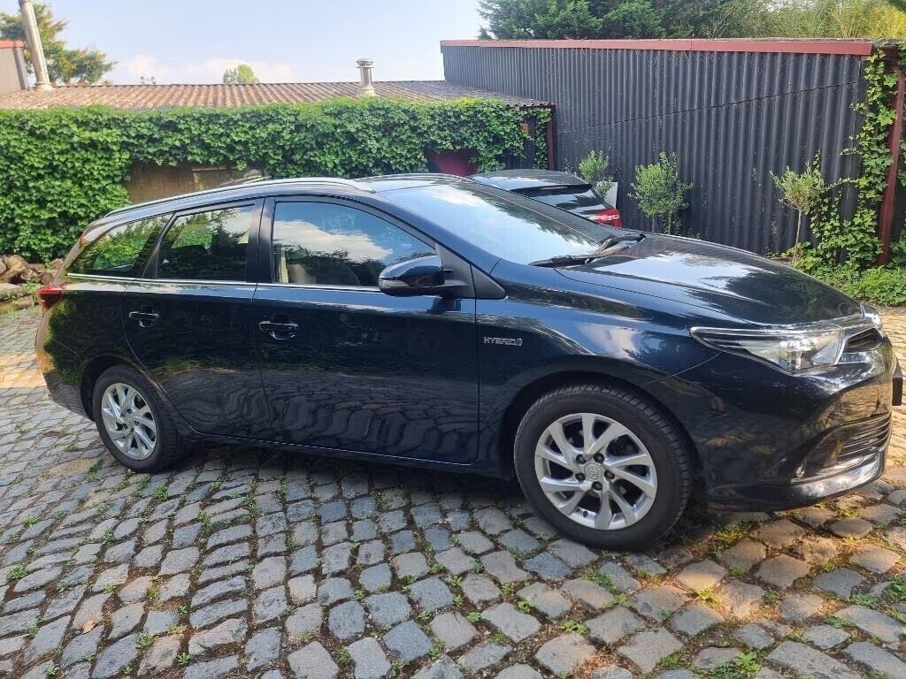 toyota-auris-hybride-break-87389-km-big-3