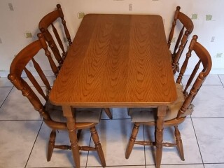 Table de cuisine/salle à manger + 4 chaises en bois