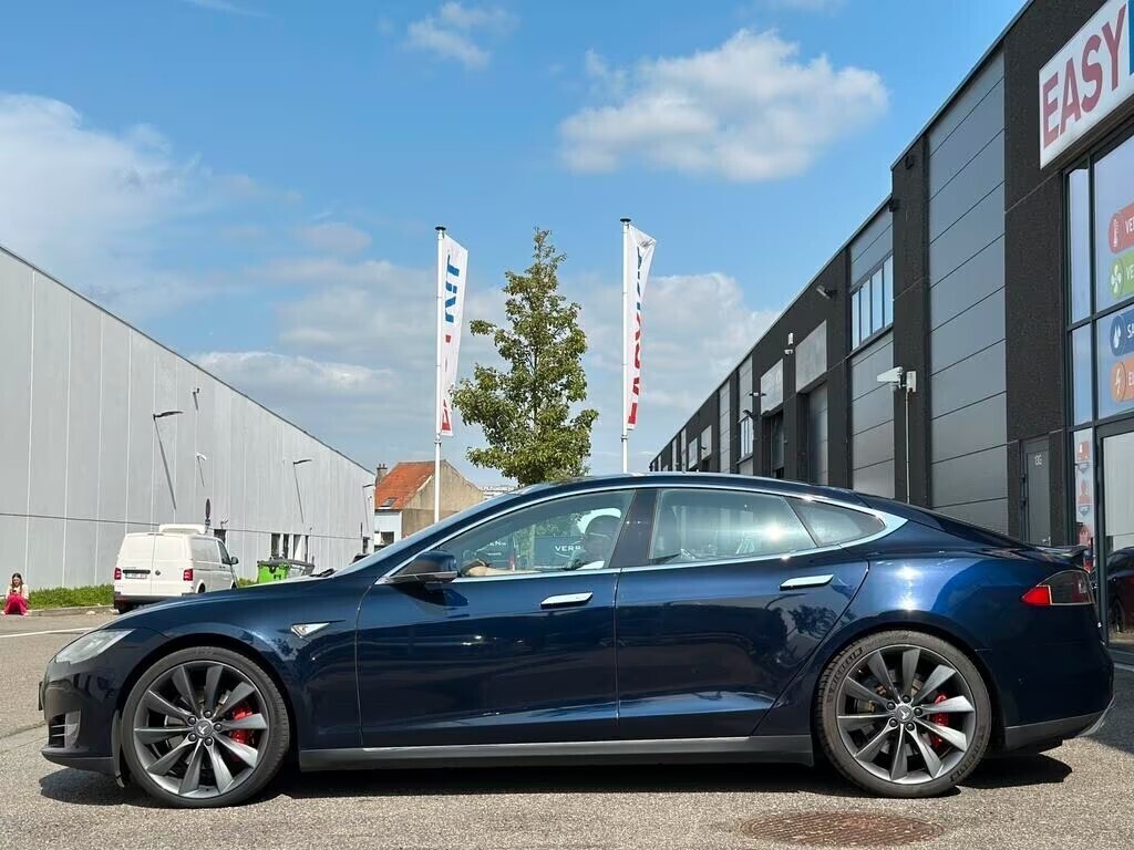 tesla-s-p85d-700-cv-free-charge-pour-export-big-4