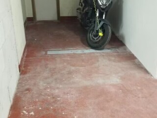 Place de Moto dans un garage