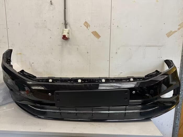 voorbumper-van-een-volkswagen-passat-lc9x-big-0