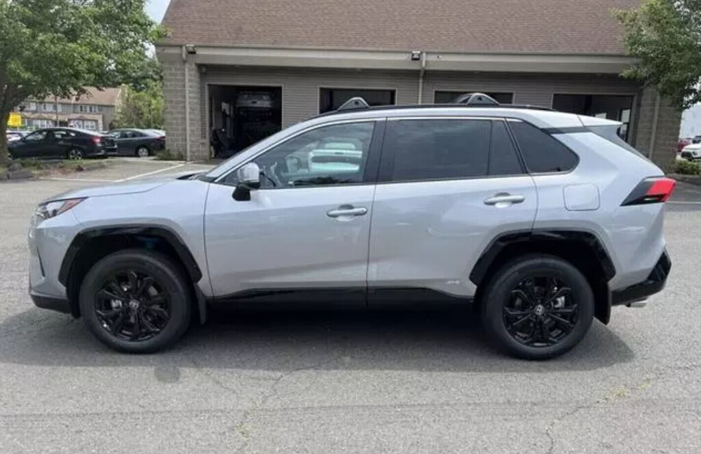 new-2023-toyota-rav4-hybrid-se-awd-big-1