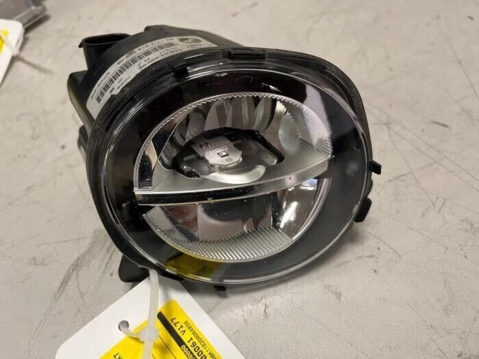 mistlamp-links-voor-van-een-bmw-3-serie-big-0