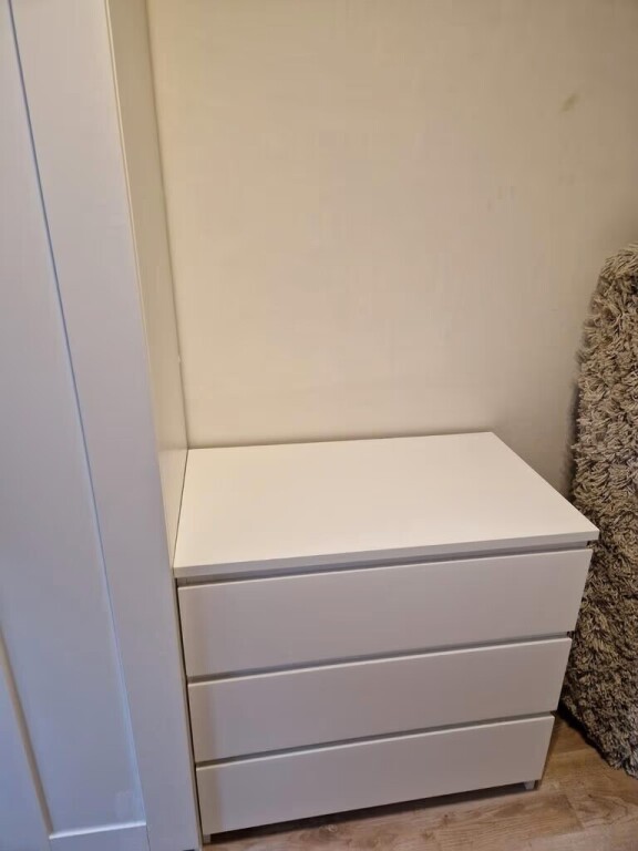 armoire-et-table-de-chevet-blanches-a-vendre-big-2