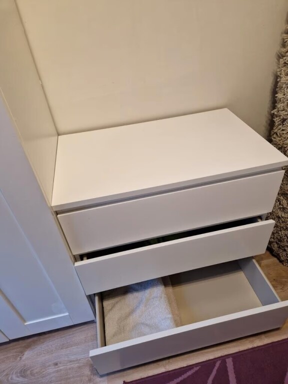 armoire-et-table-de-chevet-blanches-a-vendre-big-3