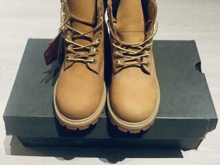 Timberland * Pointure 32 * 65€ * NEUVES * Livraison BXL