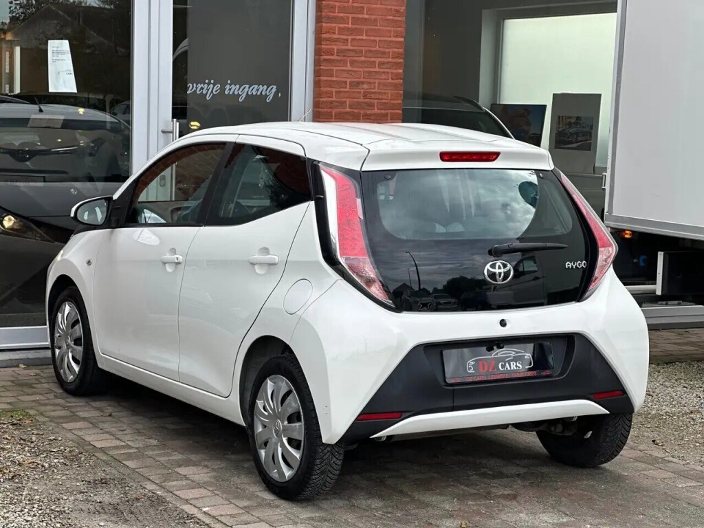 toyota-aygo-10i-69pk-apple-carplay-camera-bluetooth-big-1