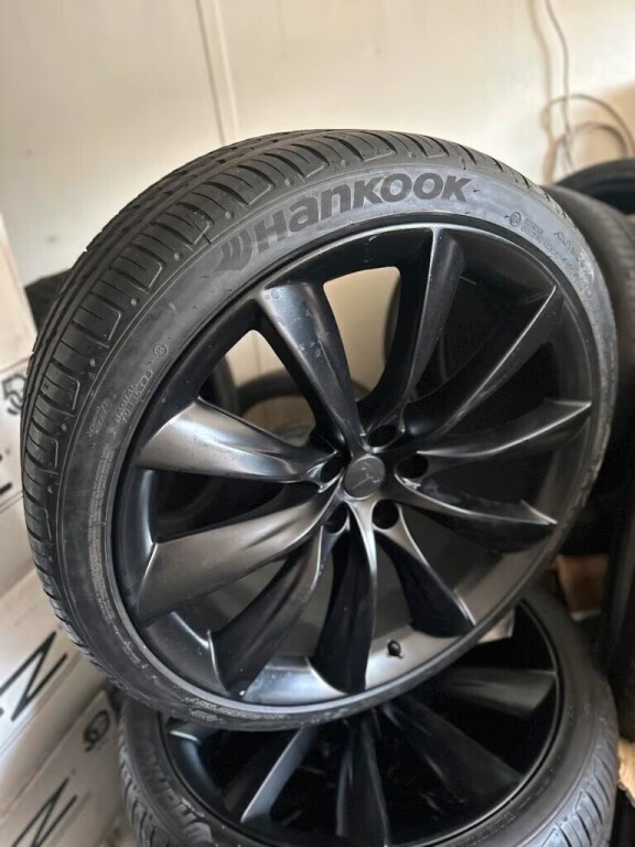 roues-tesla-x-265-35-22-hankook-big-0