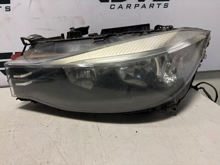 koplamp-links-van-een-bmw-3-serie-big-0