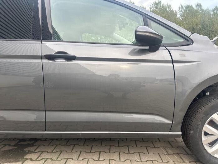 portier-4deurs-rechts-voor-van-een-volkswagen-touran-ld7r-big-0